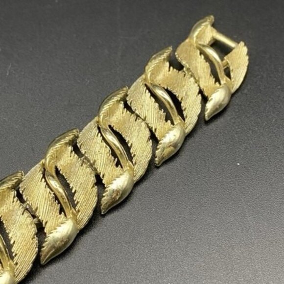 Vintage Lisner Gold Tone Leaf Link Bracelet 7x.75" Textured Feather Foldover - Picture 10 of 15